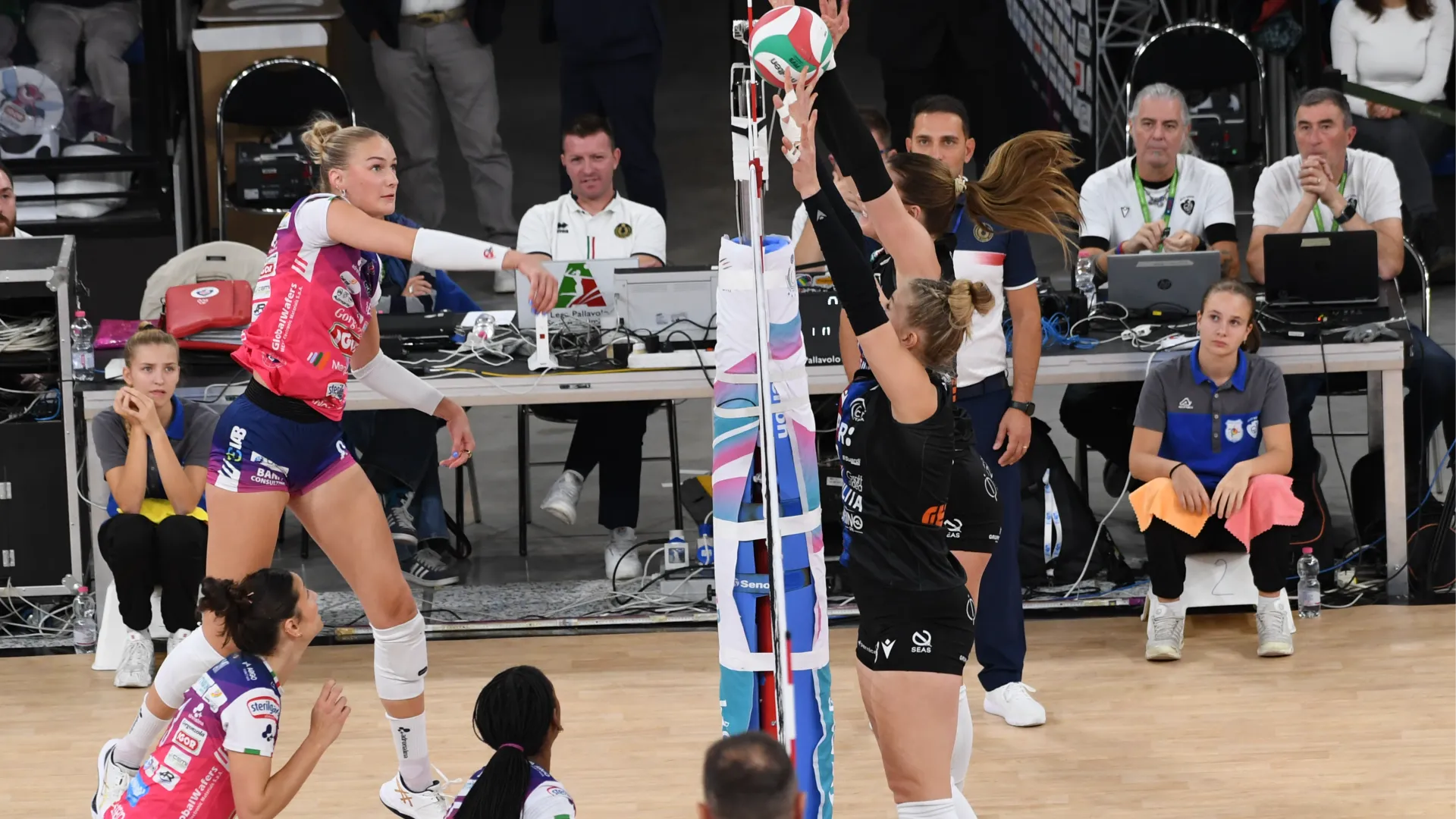 Portata la contesa al quinto set, Novara trova in Herbots e Igiede le proprie trascinatrici, fino al 6-15 finale che vale due punti pesanti.