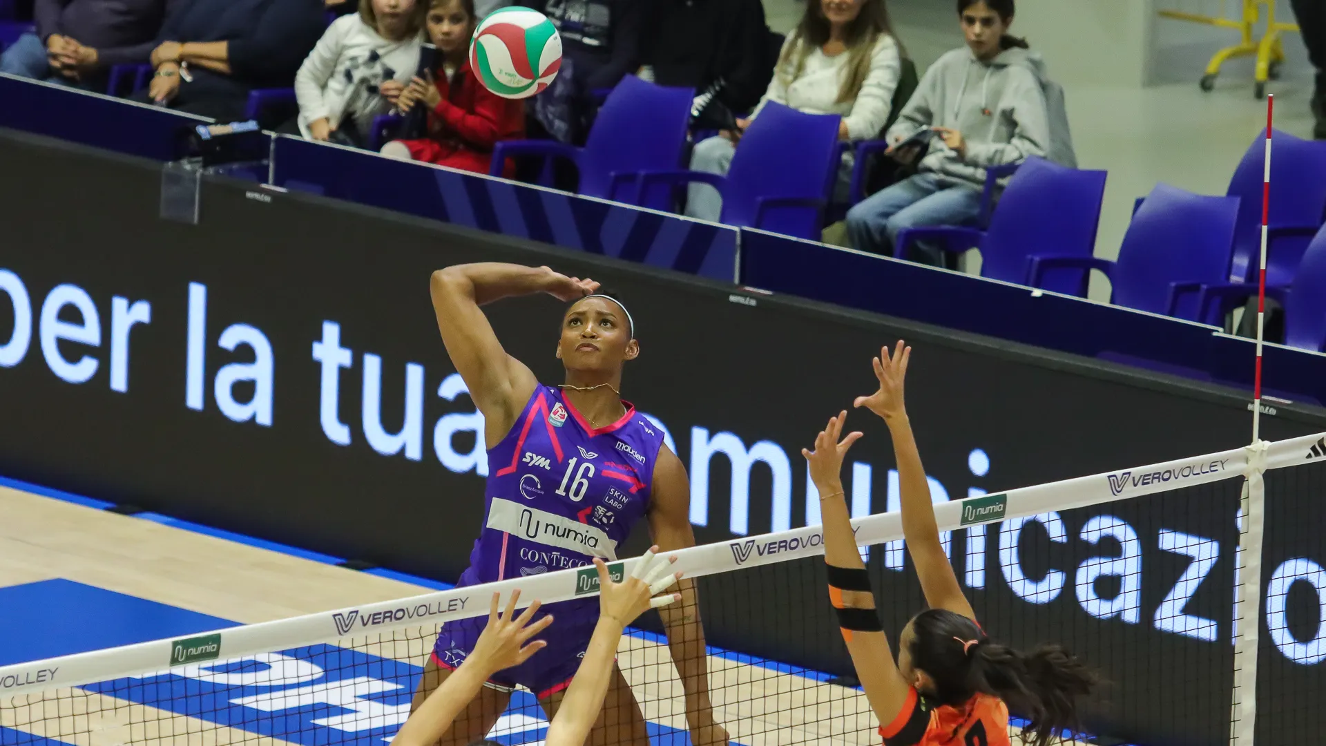 Al centro le titolari sono Kurtagic e Sartori; Fersino libero. La Cbf Balducci schiera Bonelli al palleggio e Decortes come opposta, Kokkonen-Kockarevic in posto quattro, mentre la coppia di centrali è composta da Mazzon e Clothier. Libero Bresciani.