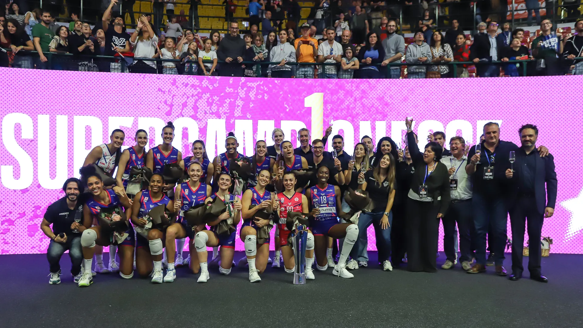 Torna alla vittoria in campionato la Numia Vero Volley Milano che, in un’Opiquad Arena caldissima, si aggiudica per 3-0 (25-21; 29-27; 25-16) il match contro la neopromossa Cbf Balducci Hr Macerata, portandosi così a casa l’intera posta in palio.