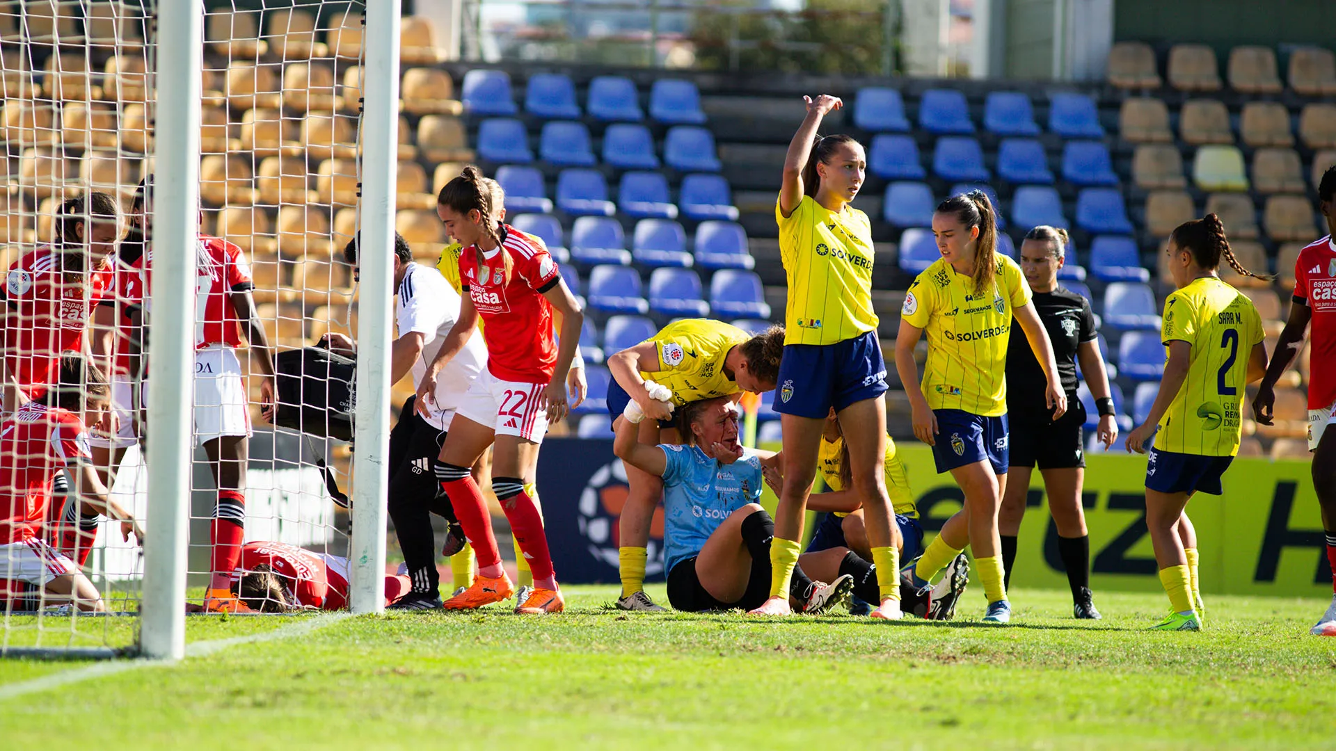 Momenti di paura per la calciatrice del Benfica Nycole Raysla