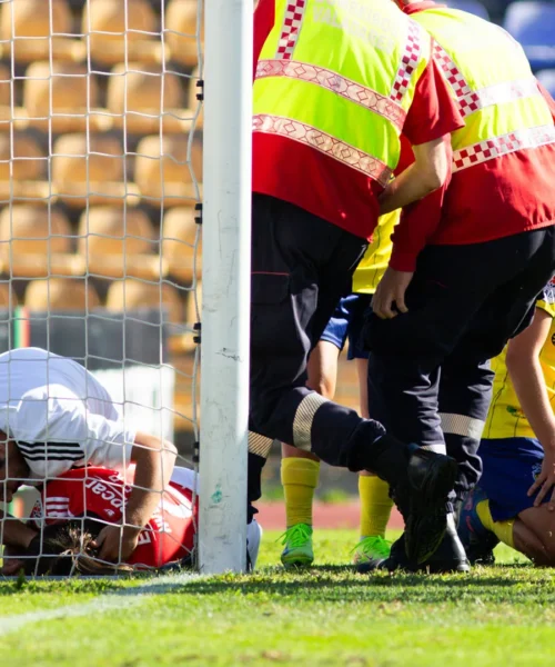 Tremendo scontro con il portiere: calciatrice svenuta. Le drammatiche foto