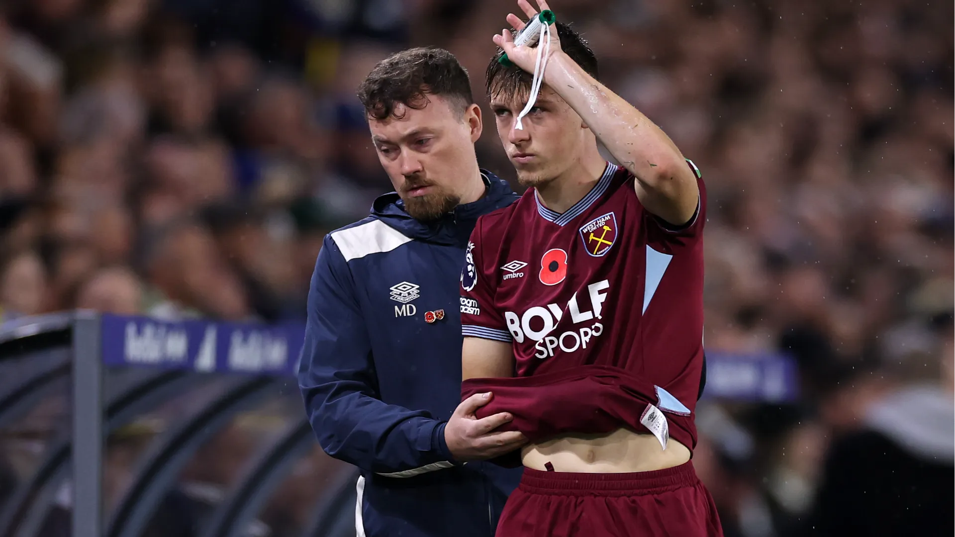 ...Oliver Scarles ha ricambiato alzando la mano, un gesto che fa ben sperare i tifosi del West Ham
