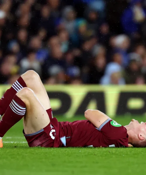 Cade malissimo e urla dal dolore: le foto del terribile infortunio