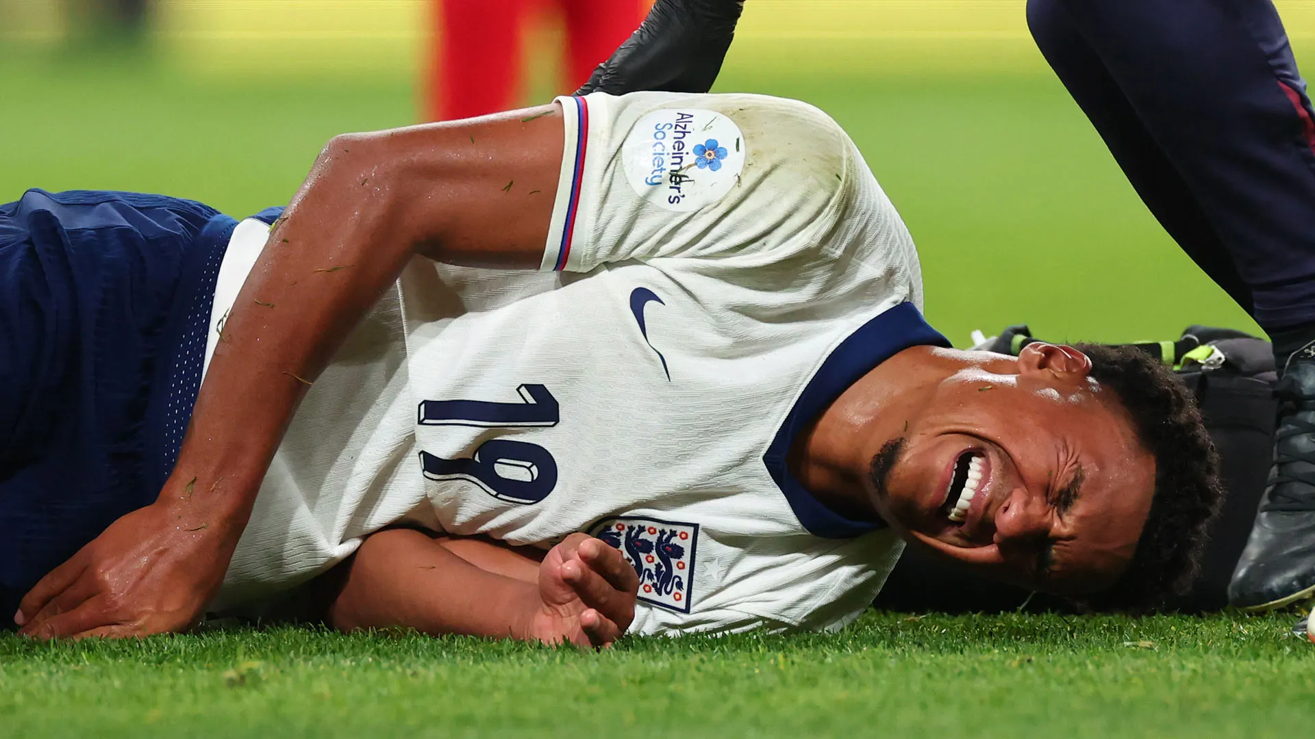 Urla di dolore per l'attaccante dell'Inghilterra Ollie Watkins, costretto alla sostituzione