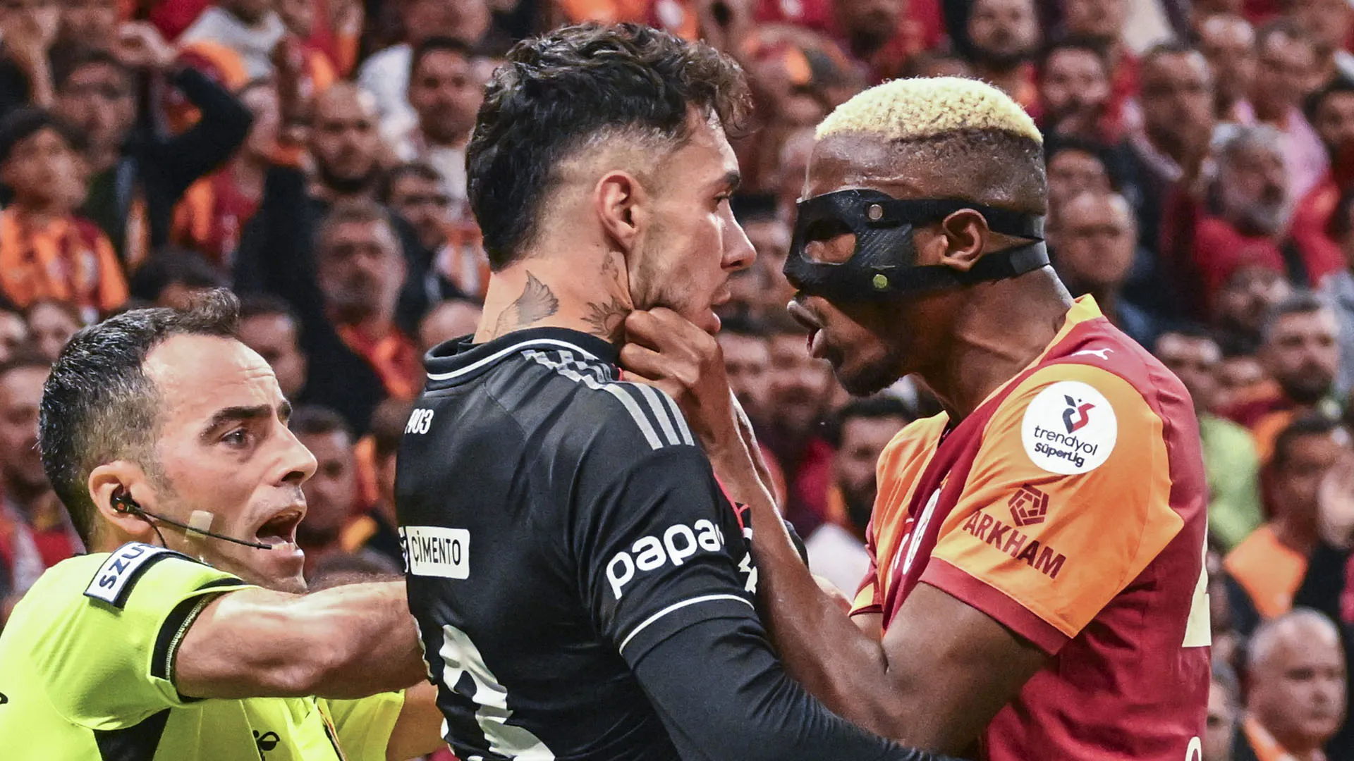 Il guardalinee è intervenuto prontamente per separare i due calciatori