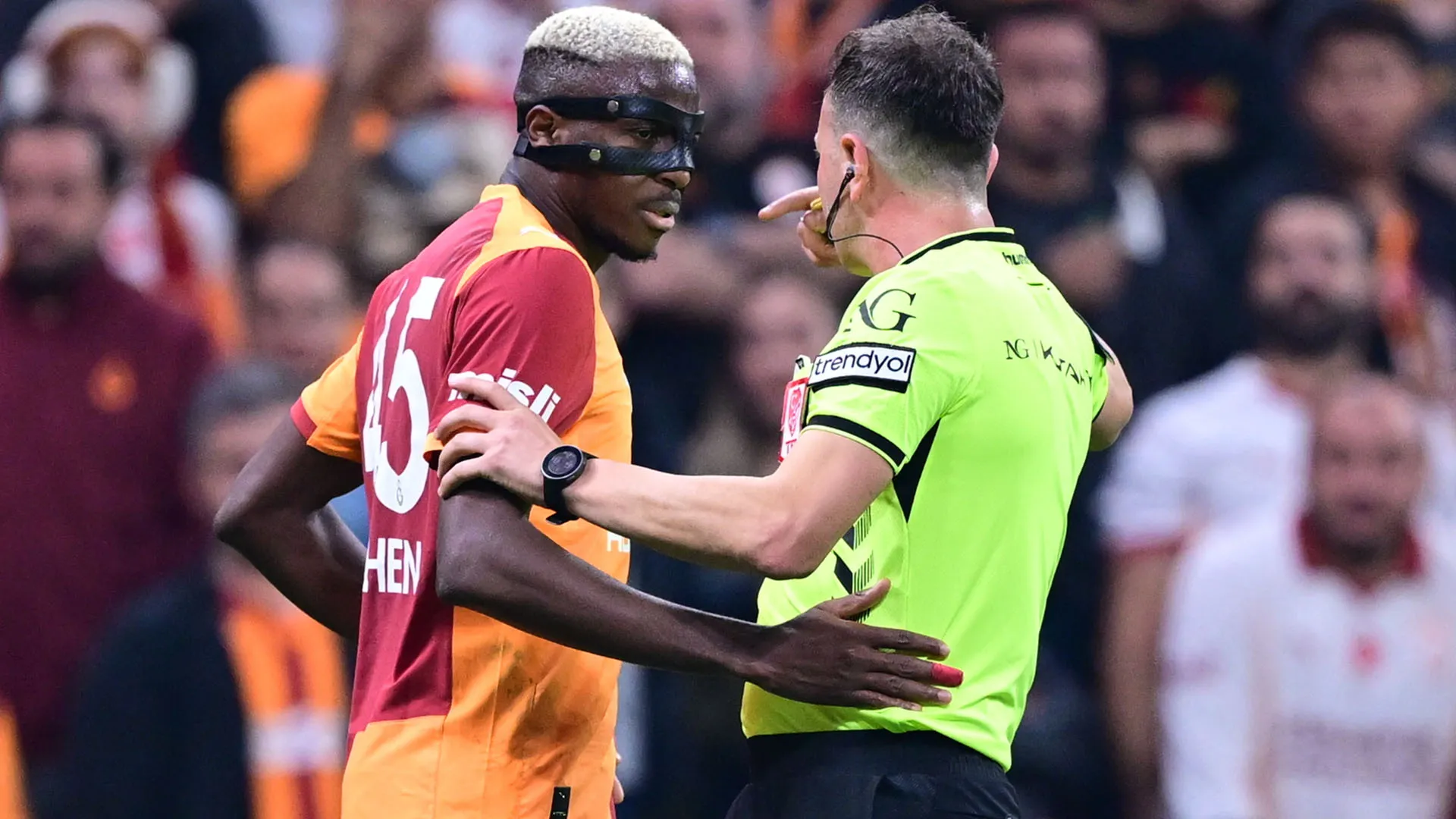 L'arbitro ha ammonito il calciatore nigeriano 