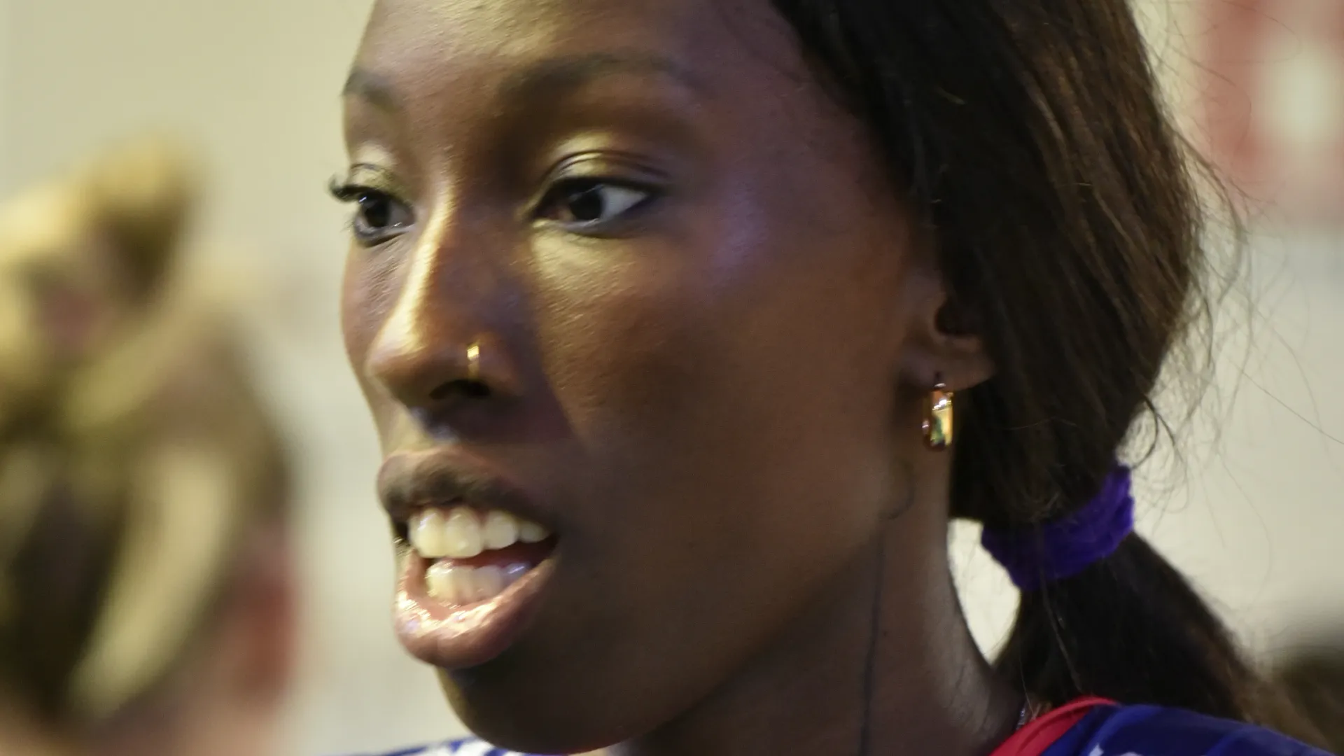 Il capitano Paola Egonu ha omaggiato il sindaco con maglia e gagliardetto della società.