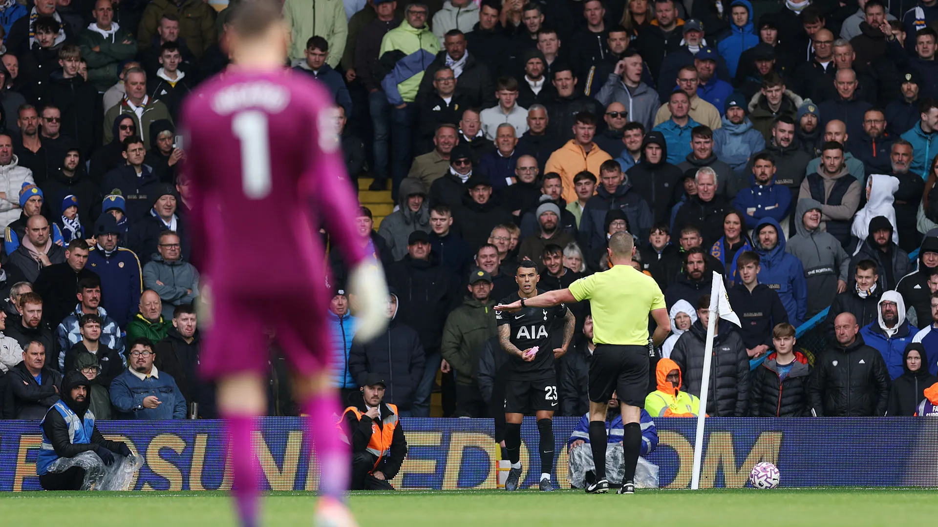 Momenti di paura durante la sfida tra Leeds e Tottenham