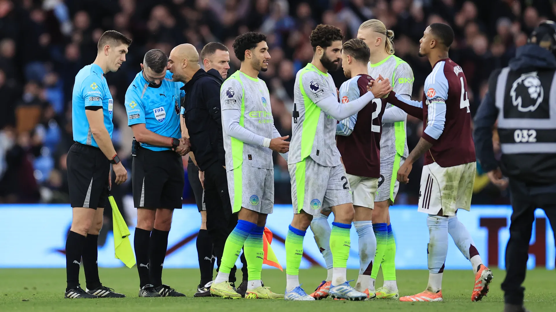 Dopo il triplice fischio, Guardiola si è diretto immediatamente dagli arbitri