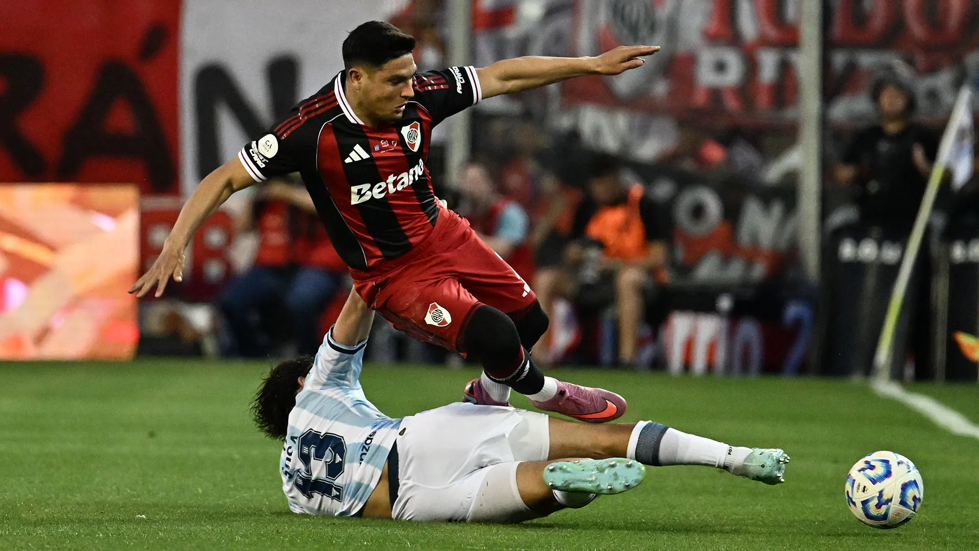 7 ammonizioni e 1 espulsione il bilancio finale della partita
