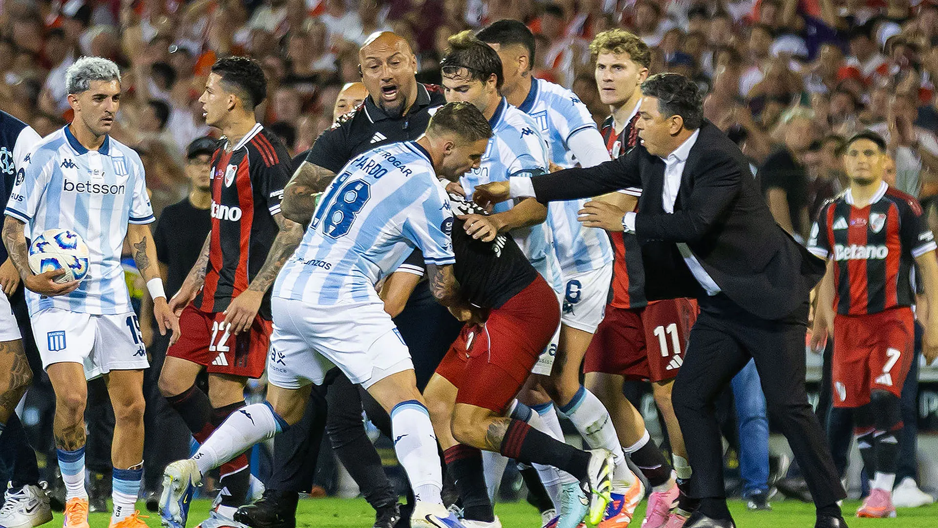 Al termine della partita si è scatenata un'enorme rissa in campo
