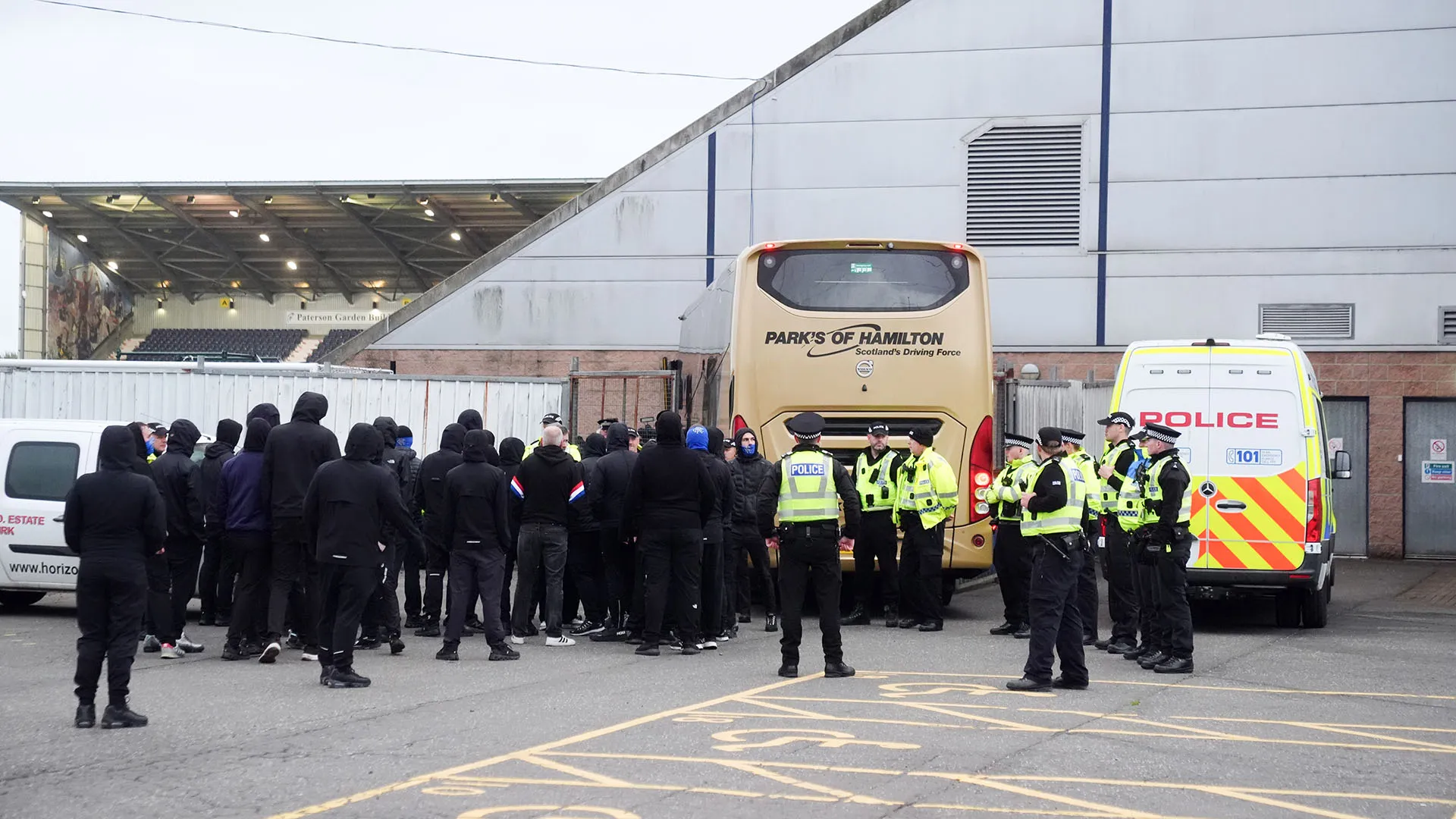Momenti di grande tensione dopo la partita del campionato scozzese tra Falkirk e i Rangers Glasgow