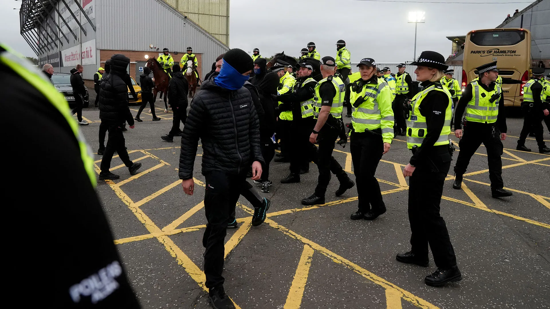 I fans hanno cercato di impedire al pullman della squadra di lasciare lo stadio