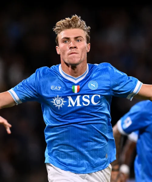 Il Napoli ribalta il Genoa e resta in testa