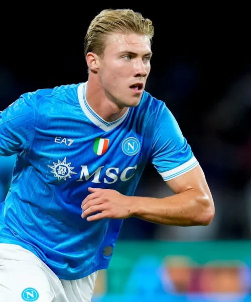 Rasmus Hojlund si sente rinato con Antonio Conte e Kevin De Bruyne