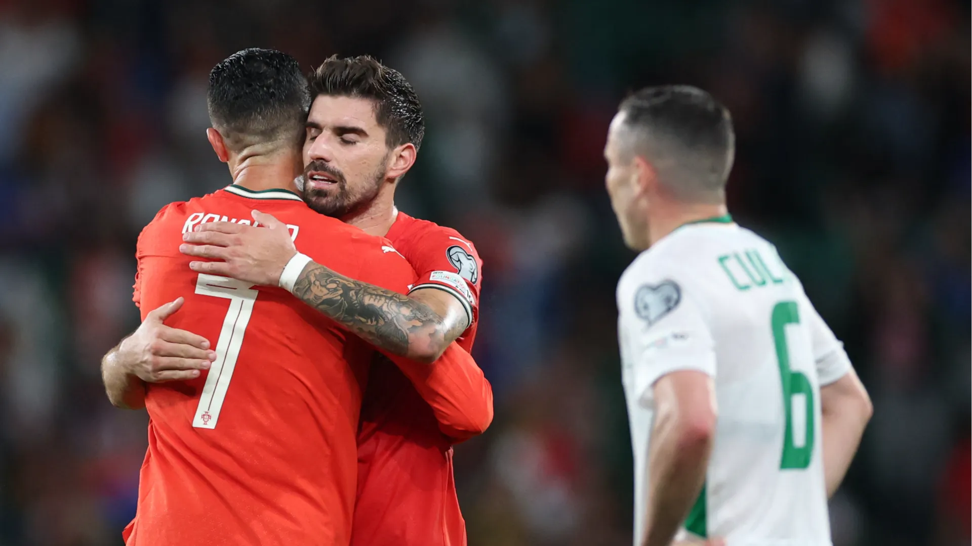 Era molto emozionato: Cristiano Ronaldo l'ha abbracciato per dargli forza