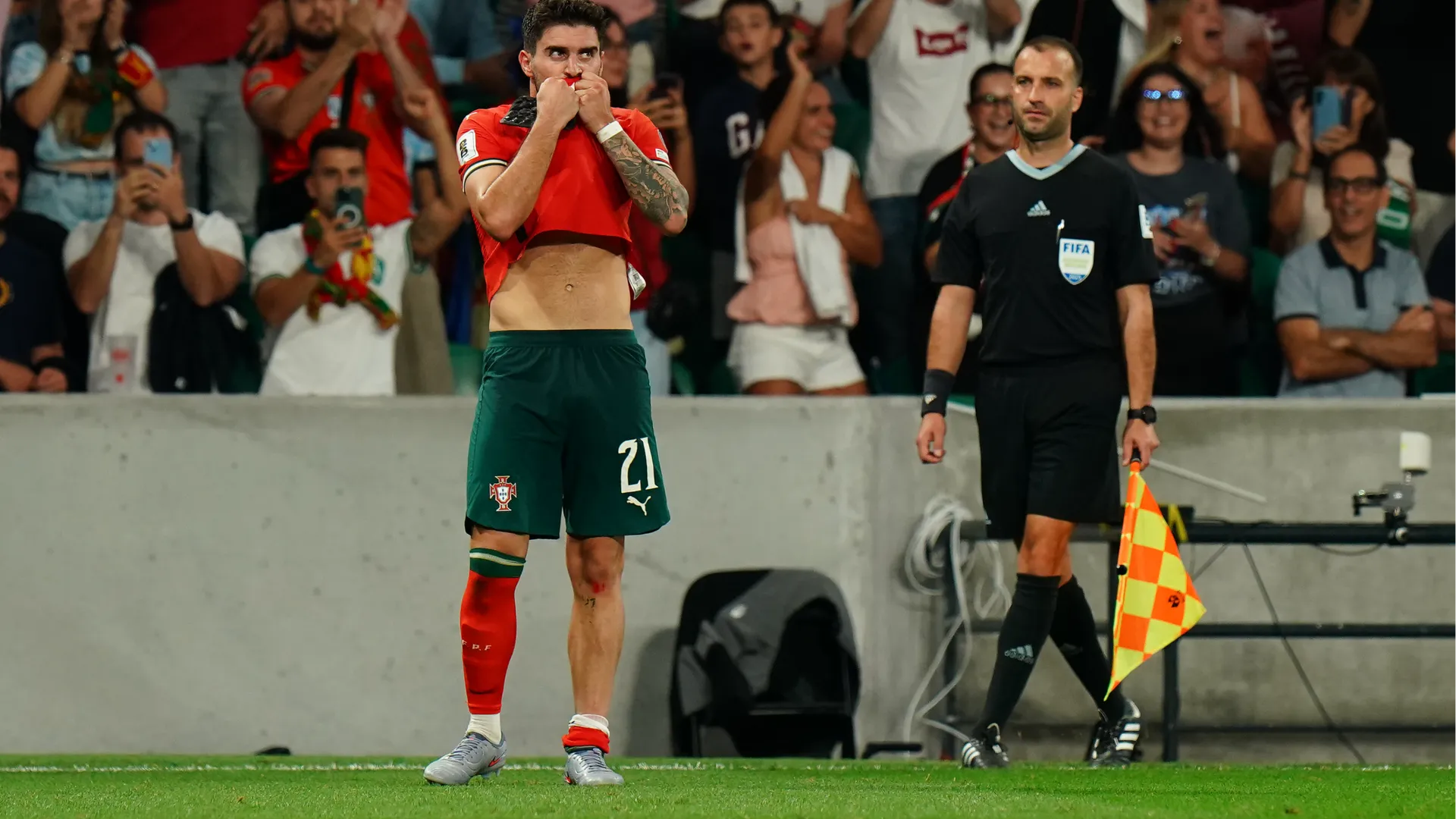 Ruben Neves ha anche baciato la maglia, un gesto splendido che ha commosso tutti