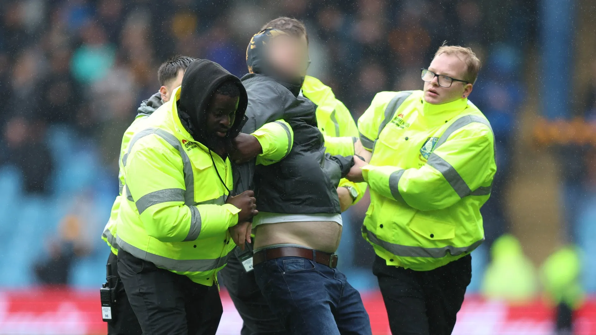 La protesta è stata applaudita anche dai tifosi del Coventry City