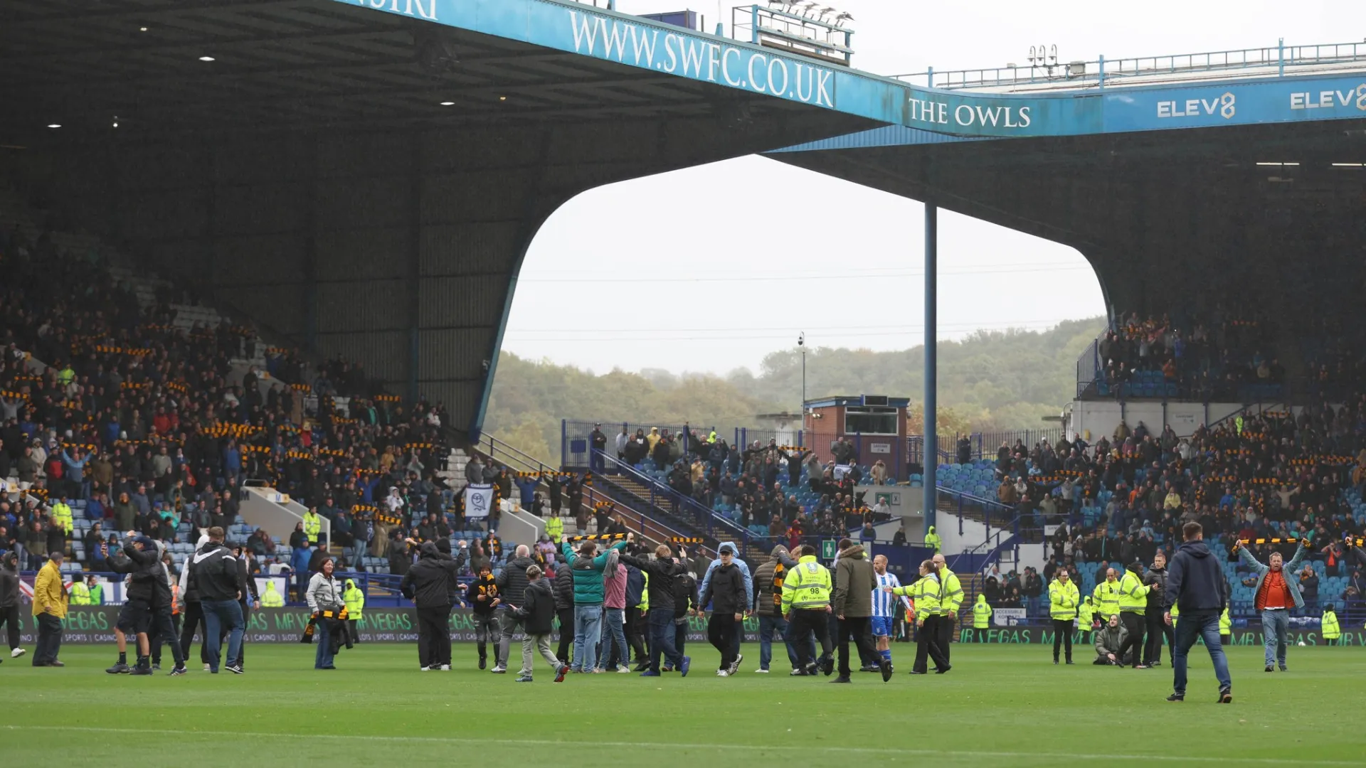 Gli steward hanno impiegato qualche minuto per scortare i tifosi fuori dal terreno di gioco