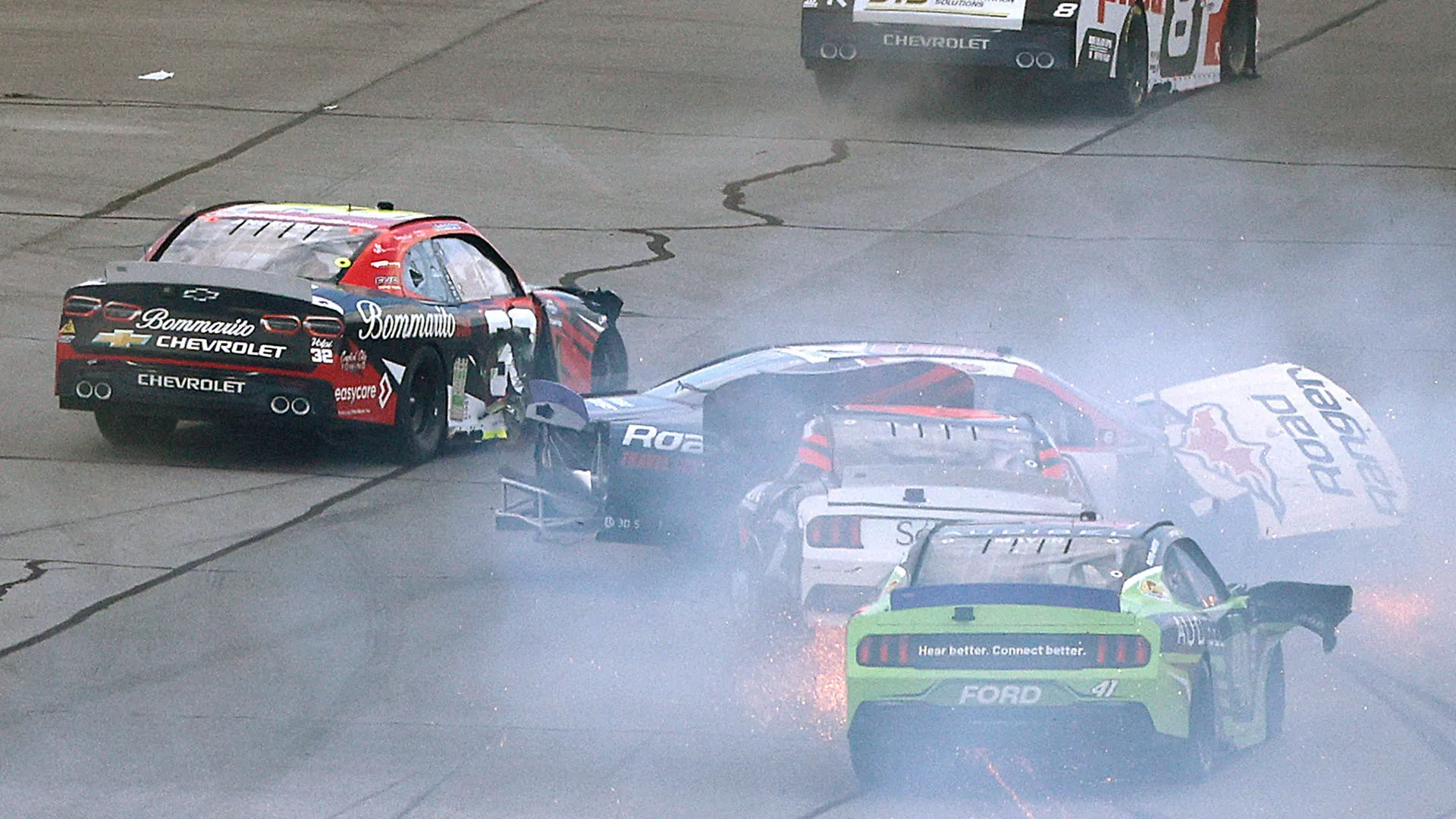 Nella collisione, le auto si sono sfasciate