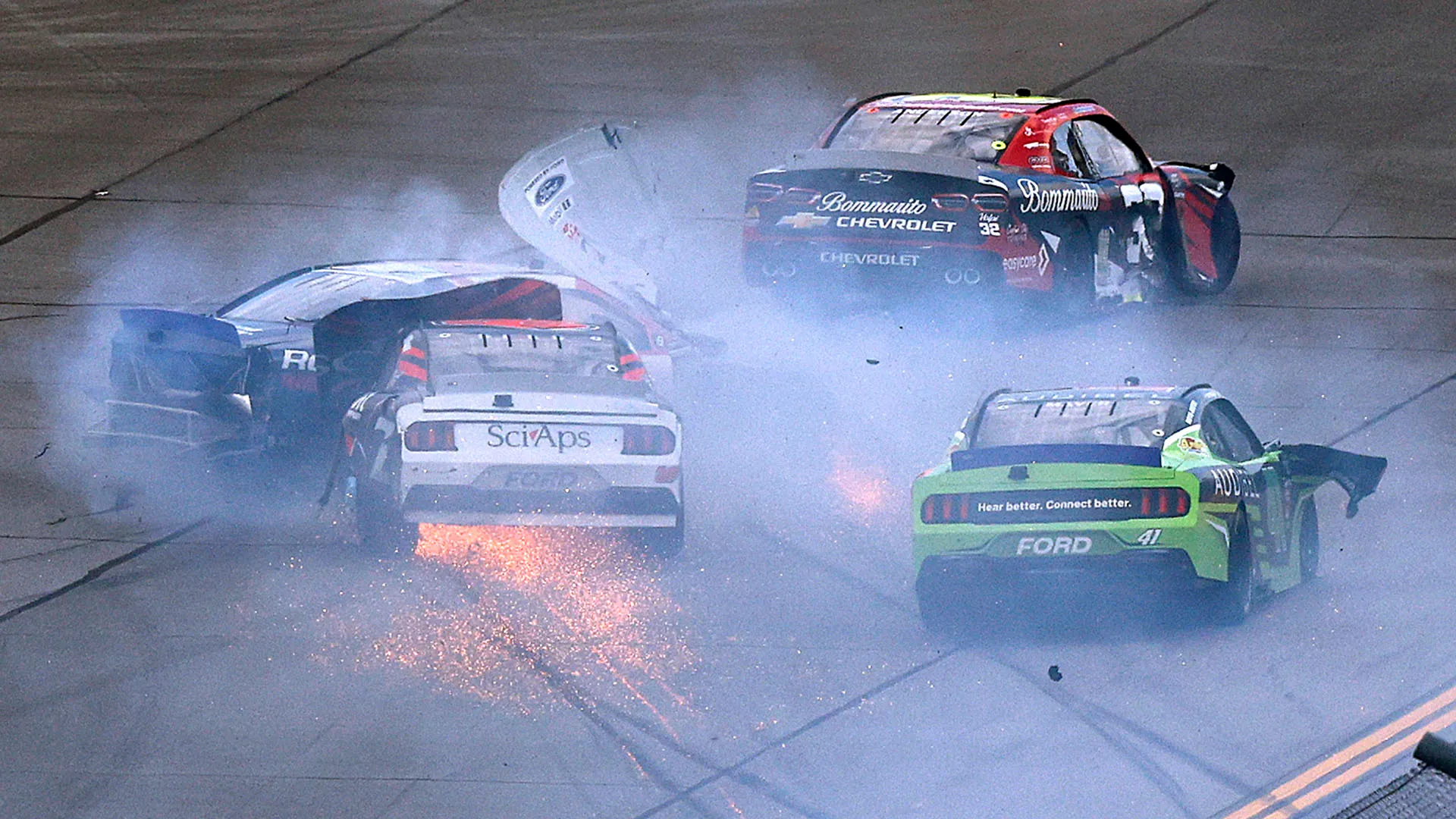 Auto distrutte dopo il maxi incidente