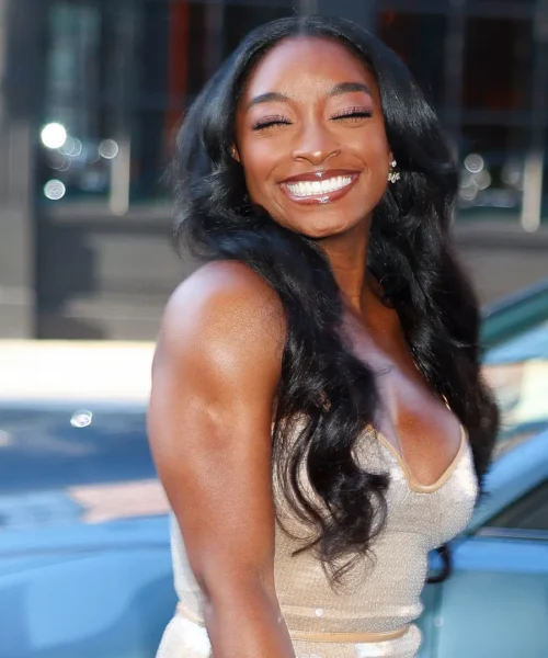 Simone Biles si è sottoposta a tre interventi di chirurgia estetica: foto