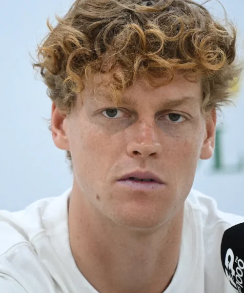 Jannik Sinner aggiorna sulle sue condizioni e smentisce una voce
