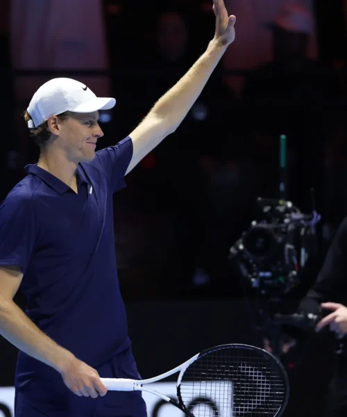 Jannik Sinner raggiunge Carlos Alcaraz in finale al Six Kings Slam: Djokovic steso in due set