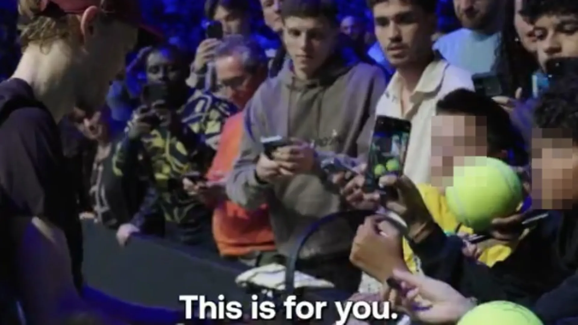 Il numero due del mondo ha fatto felice un suo giovanissimo tifoso, regalandogli la racchetta