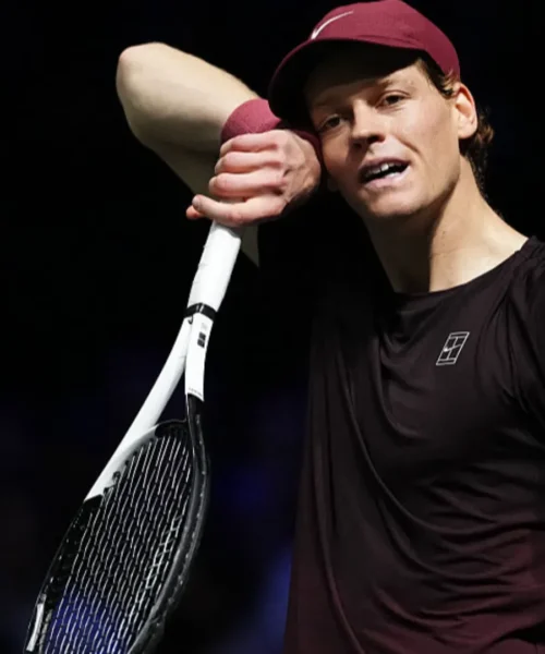 Jannik Sinner, cinquantesima vittoria stagionale tra smorfie e sudore