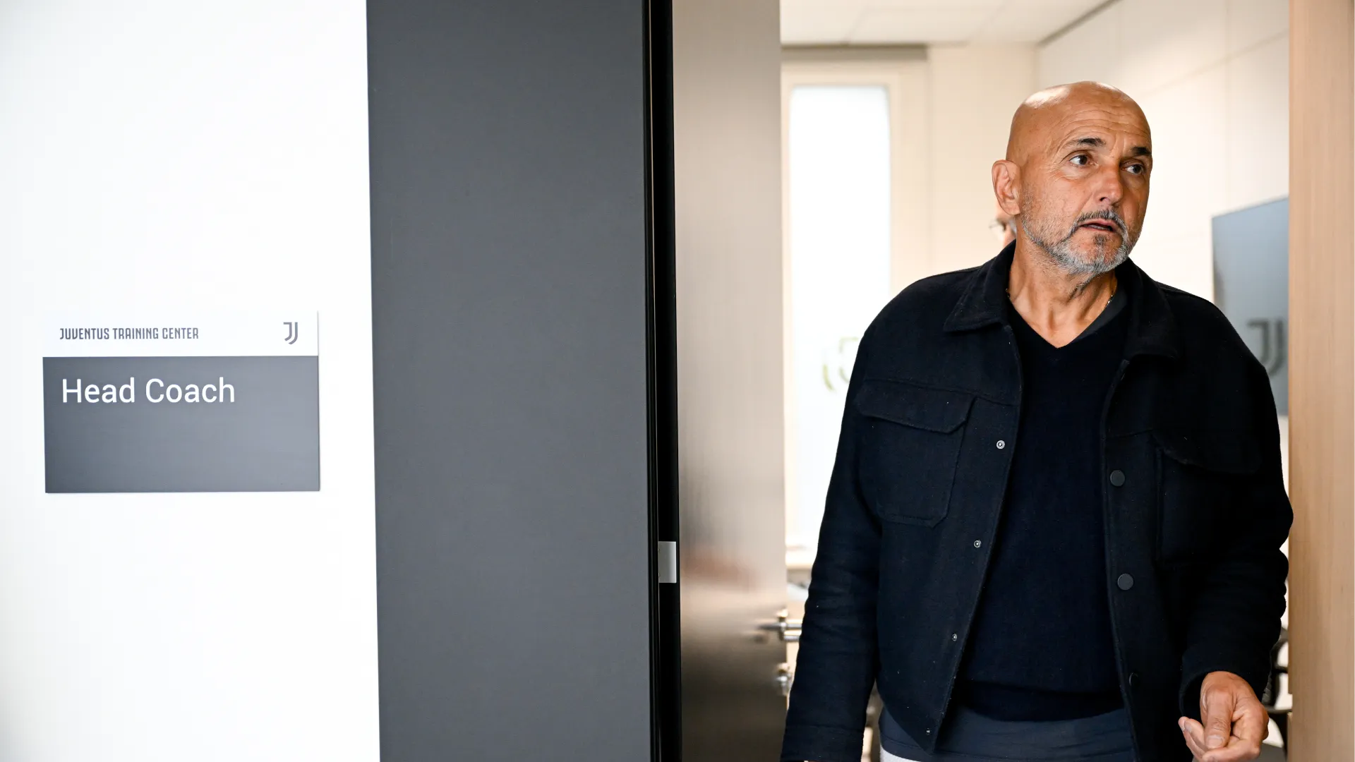 I tifosi hanno subito notato gli sguardi severi di Luciano Spalletti