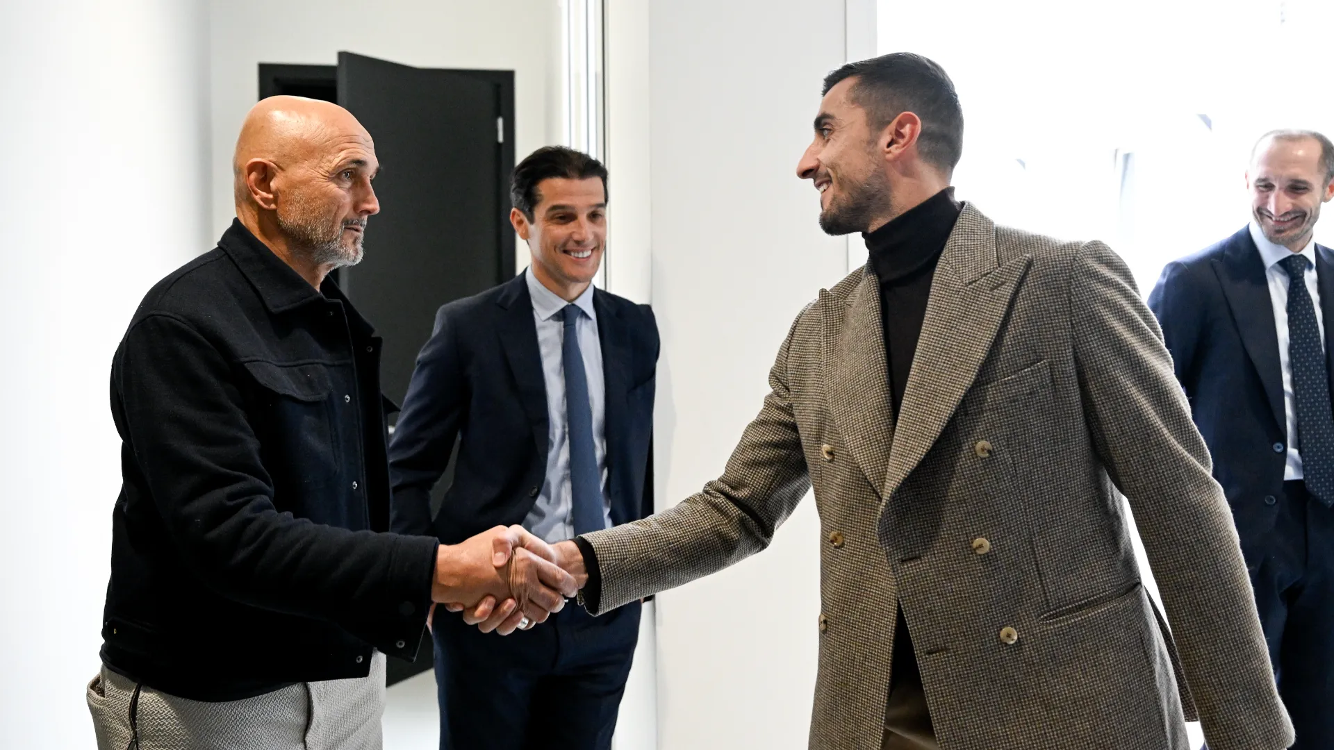 Virale il video dell'incontro con Mattia Perin: "Me la fai fare una giratina su questa giacchetta?"