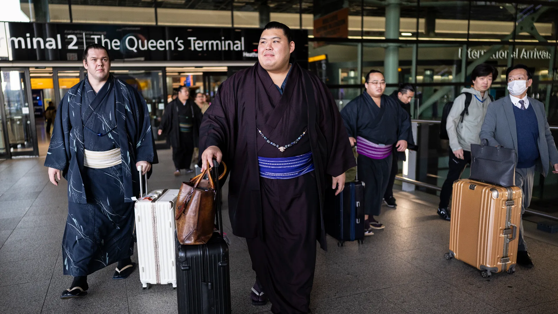 I campioni di sumo sono atterrati a Londra per il grande torneo
