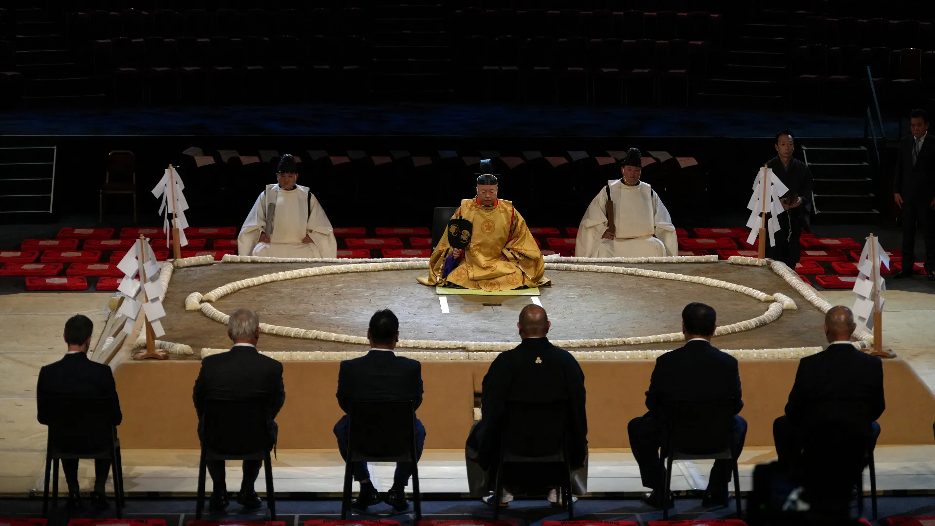 "Questo non è solo un evento sportivo, ma una cerimonia sacra", ha detto il presidente della Japanese Sumo Association, Hakkaku