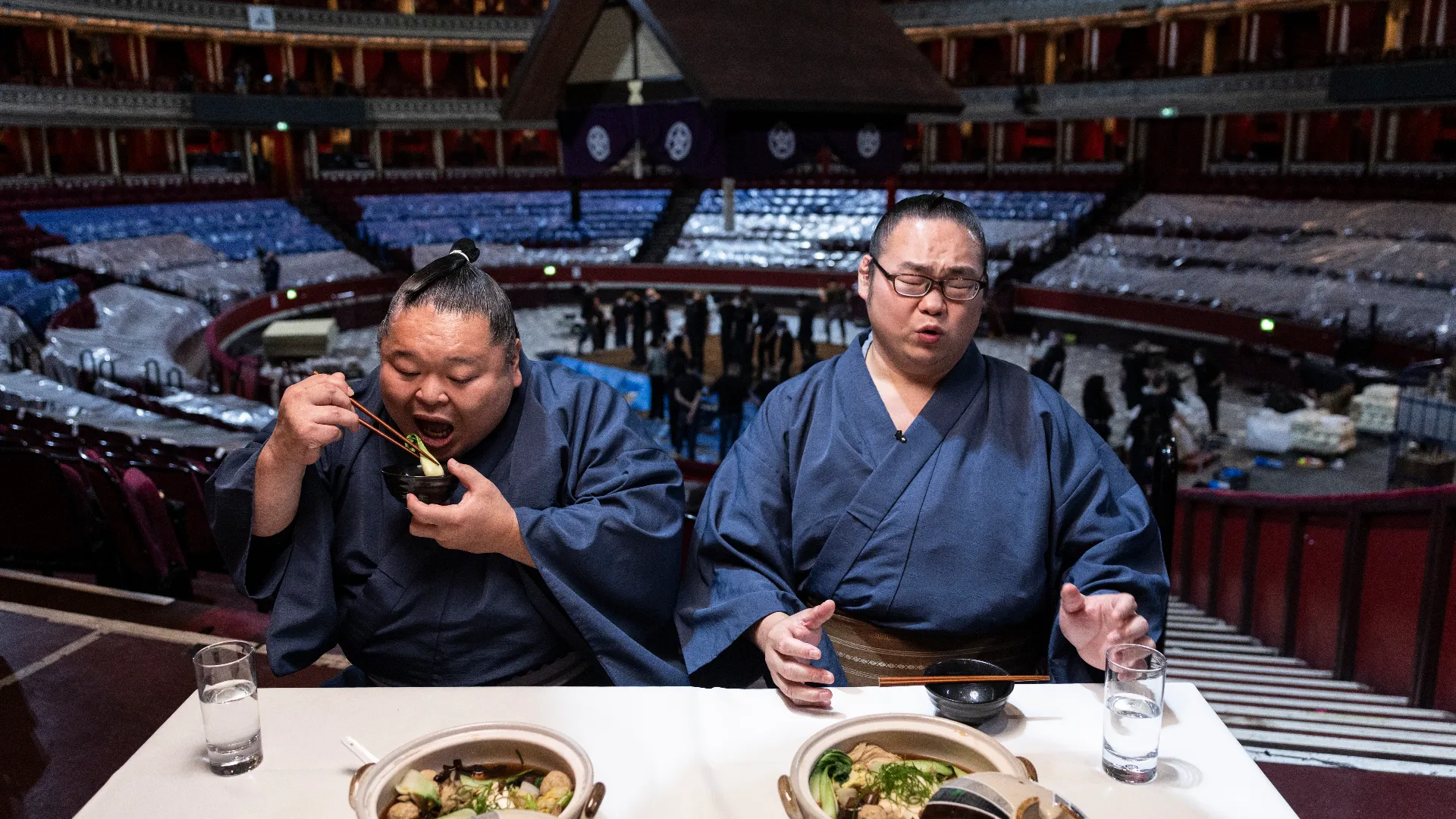 Grand Sumo Tournament a Londra: attesa alle stelle ma c'è chi mangia tranquillo