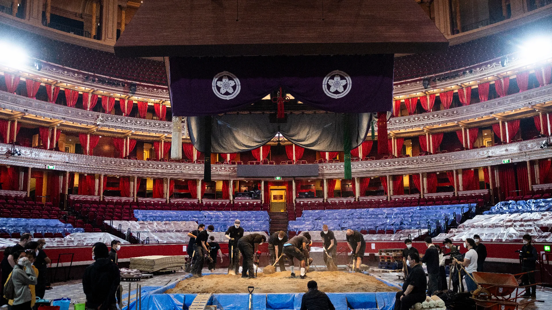 C'è un dohyo costruito con terra e sabbia, e un tetto che ricorda quello di un santuario shintoista