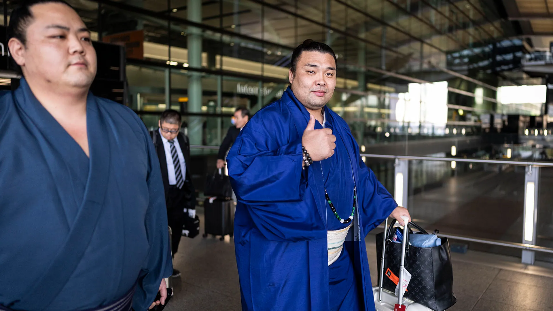 I giganteschi lottatori di sumo hanno generato grande curiosità all'aeroporto di Heathrow