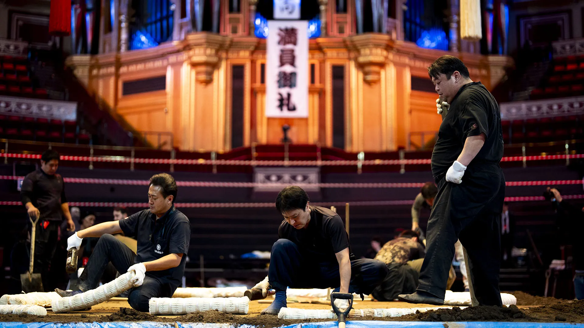Per l'evento la Royal Albert Hall è stata trasformata in un'arena di sumo tradizionale