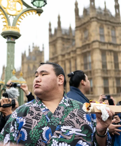 Calma prima della tempesta: le foto dei campioni di sumo a spasso per Londra