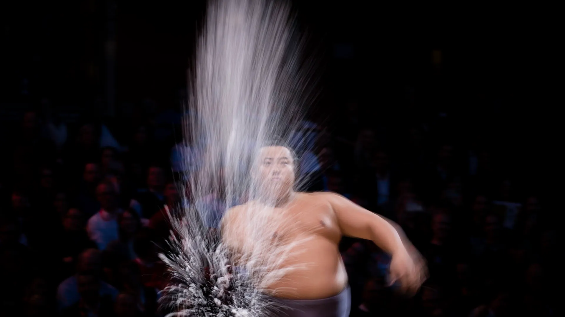 La costruzione del dohyo e della struttura che lo circonda è durata oltre due giorni