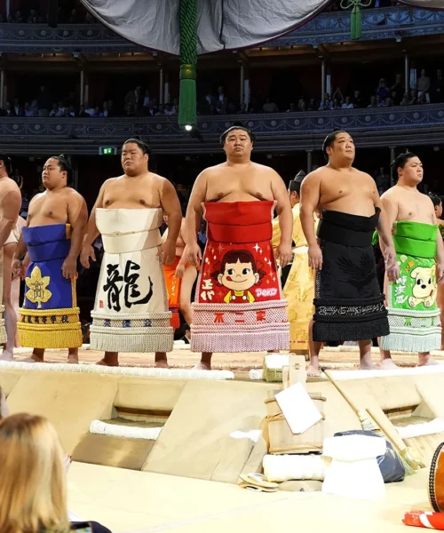 Le suggestive immagini delle stelle del sumo: tutto esaurito a Londra