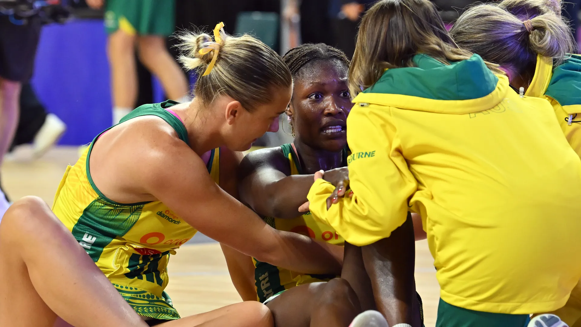 Tentando di intercettare un pallone, Aryang è atterrata male e ha subito chiesto aiuto
