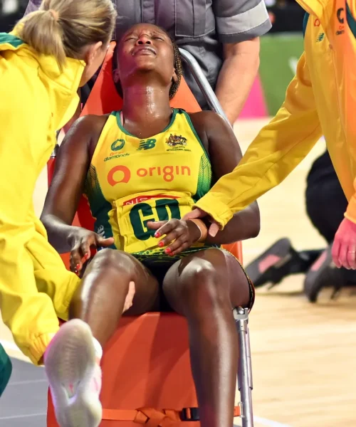 Lascia il campo in carrozzina dopo il tremendo infortunio: le foto