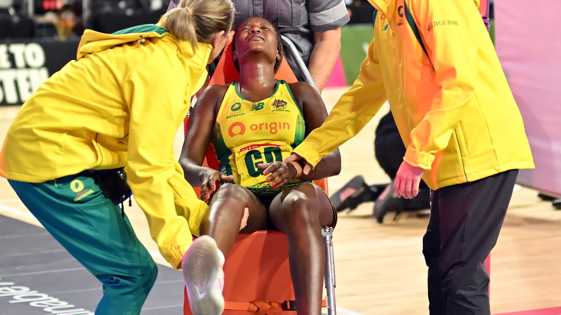 Lascia il campo in carrozzina dopo il tremendo infortunio