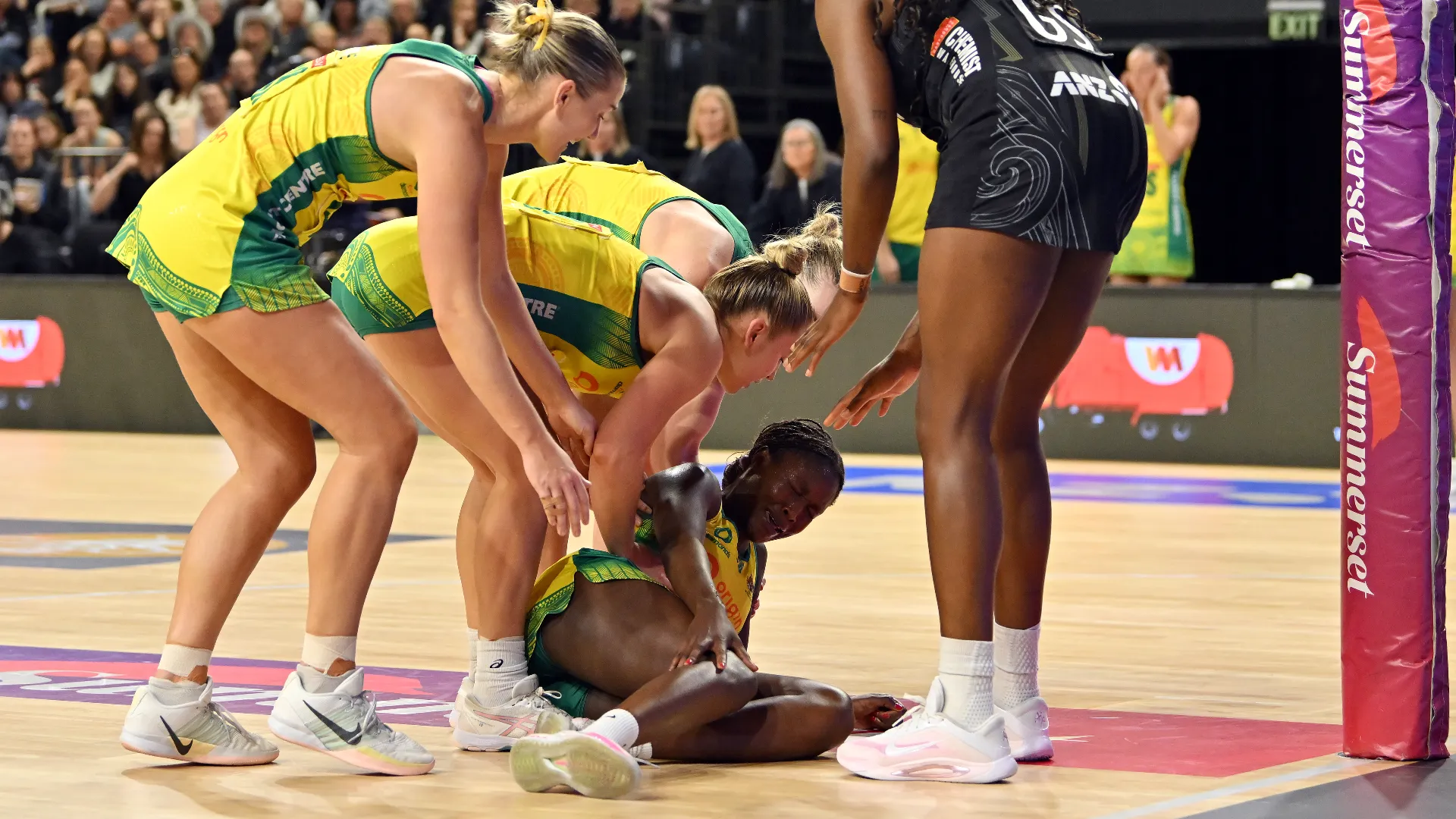 Le compagne sono subito accorse per dare il loro sostegno a Sunday Aryang