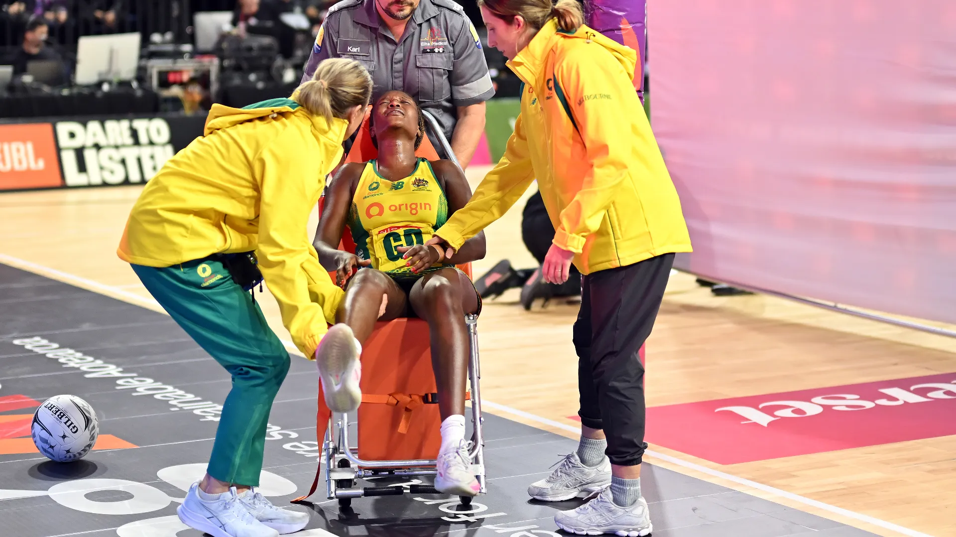 Sunday Aryang è stata caricata sulla carrozzina: non riusciva ovviamente a camminare