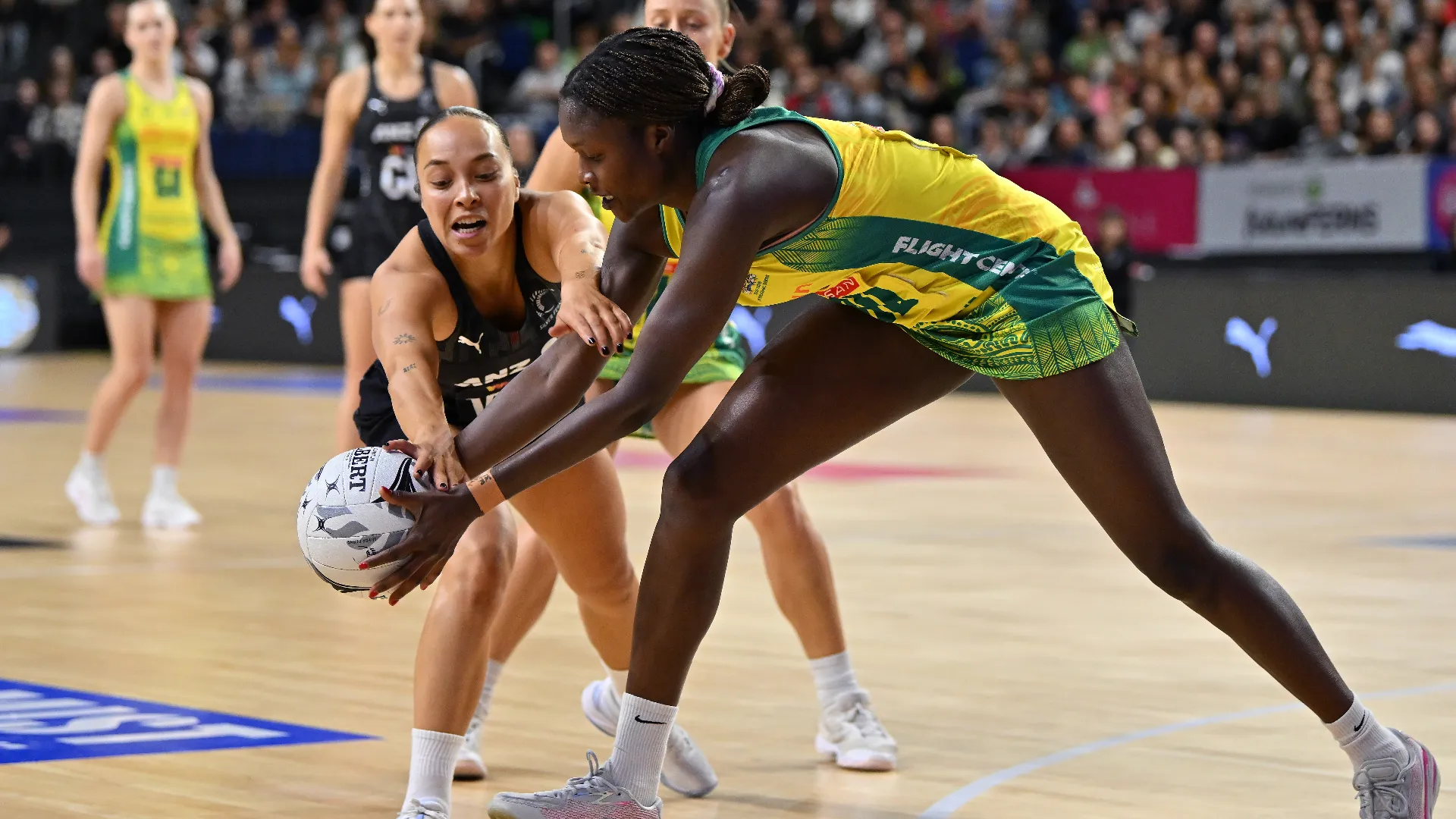 La campionessa di netball Sunday Aryang si è infortunata durante la Constellation Cup
