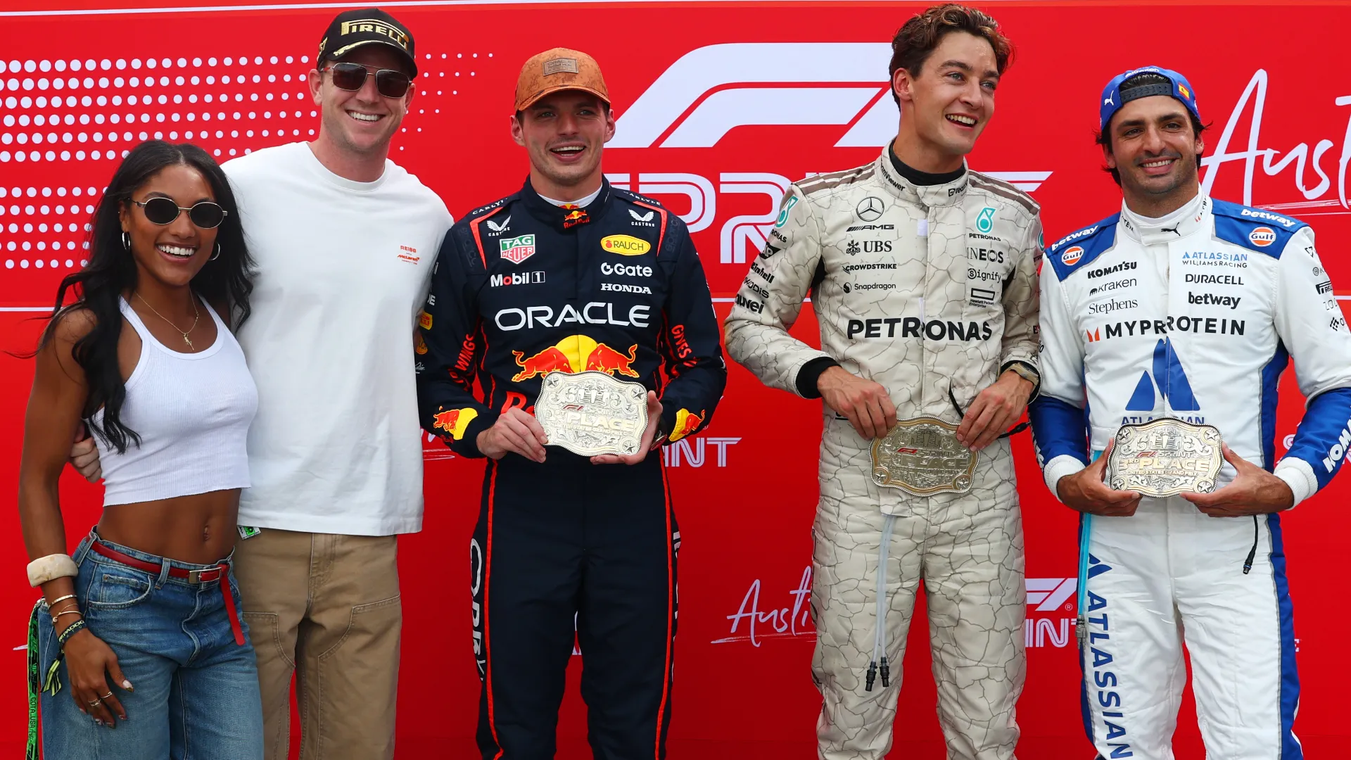 Qui Tara Davis Woodhall in compagnia di Max Verstappen, George Russell e Carlos Sainz