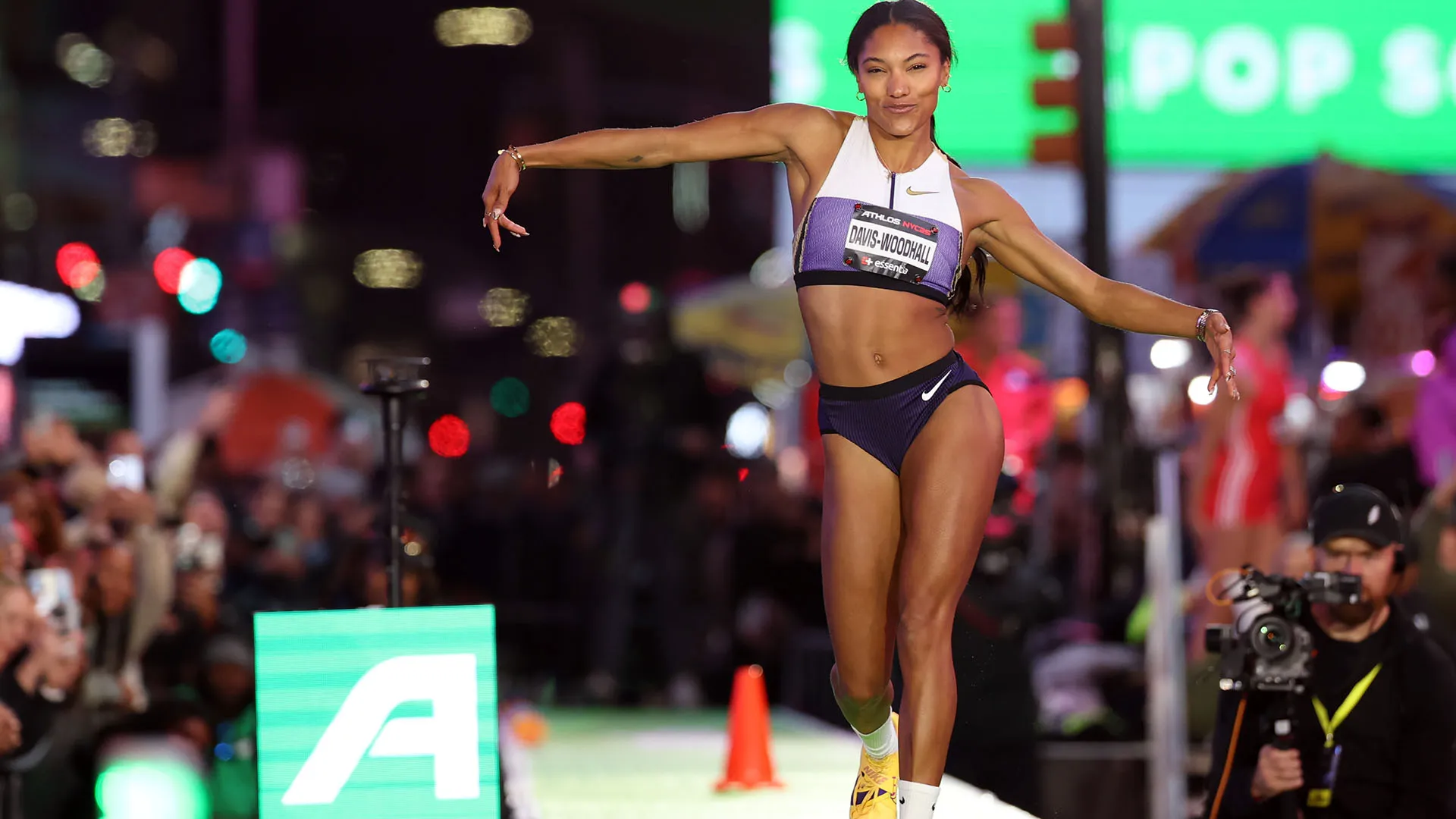 Tara Davis-Woodhall, che show a Times Square: le immagini del balletto
