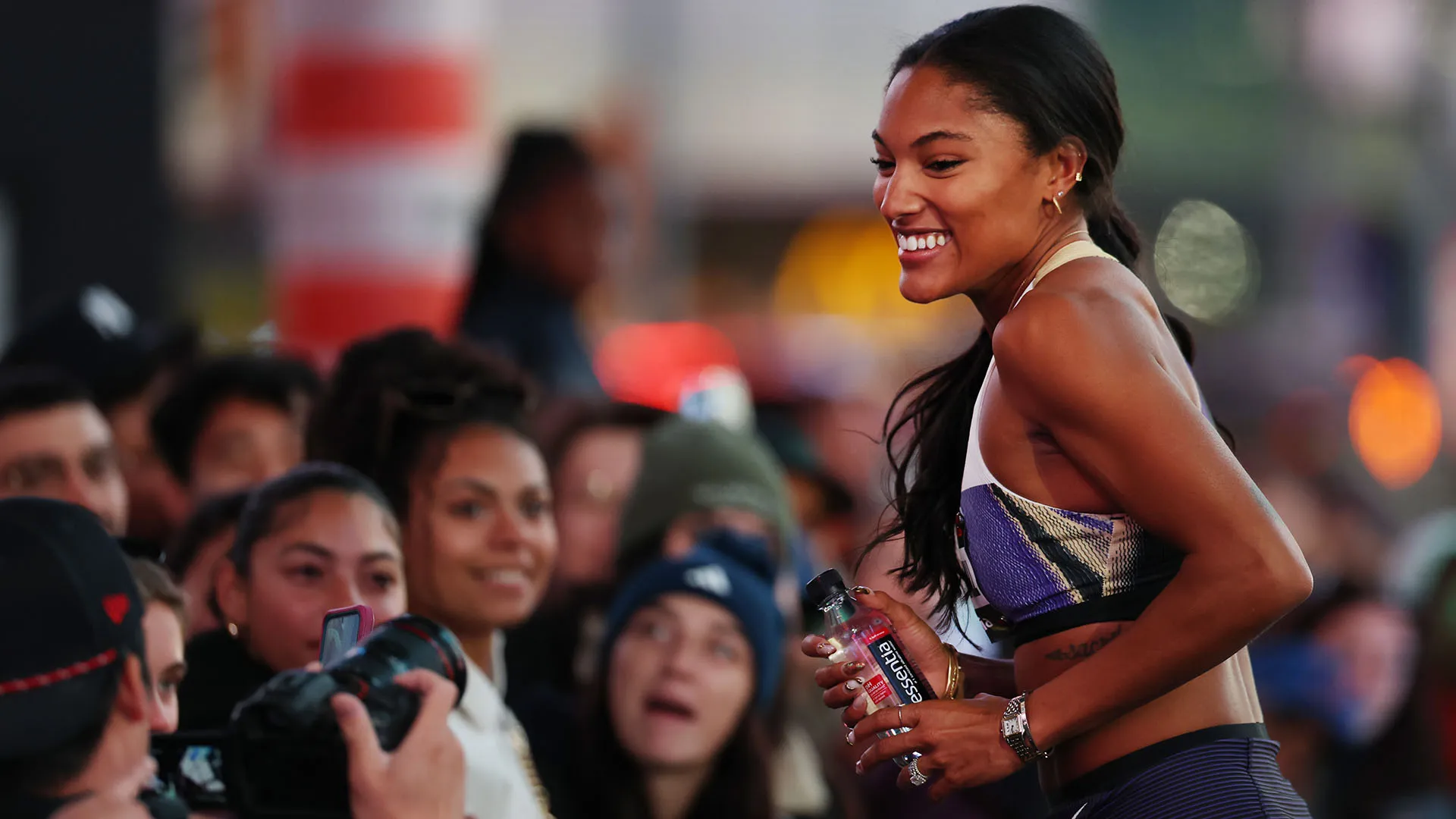 La campionessa ha saltato 6,81 metri entusiasmando la folla di fans, curiosi e tifosi che si è radunata nella piazza